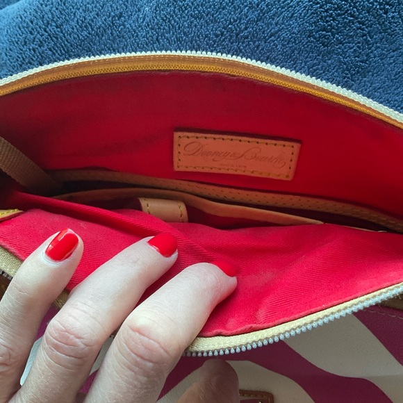 Used Dooney and Bourke crossbody. Chevron print, pint and white - Picture 4 of 5